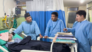 केएमसी अस्पताल पुगेर जेन–जी घाइतेलाई भेटे गृहमन्त्री गुरुङले